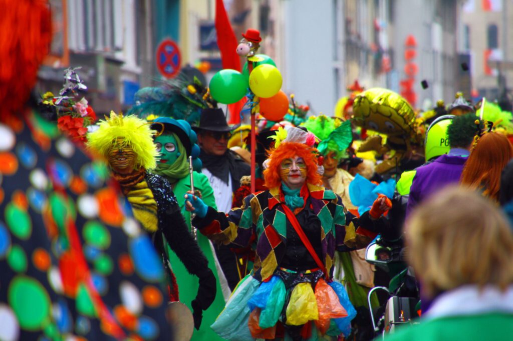Narren und Närrinnen auf einem Rosenmontagsumzug in Köln.